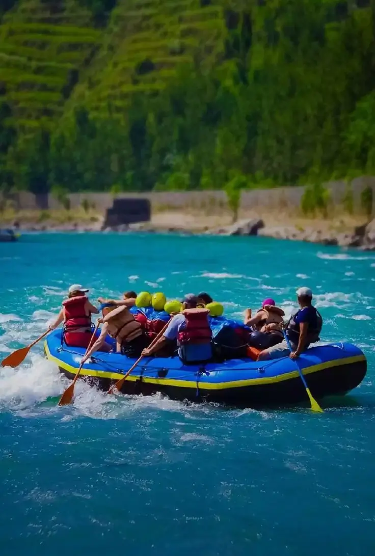 Raft dropping through a Ganga rapid